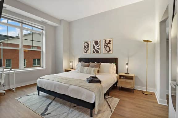 Luxe 1BR DT Elmhurst | Pool, Gym, Garage, King Bed
