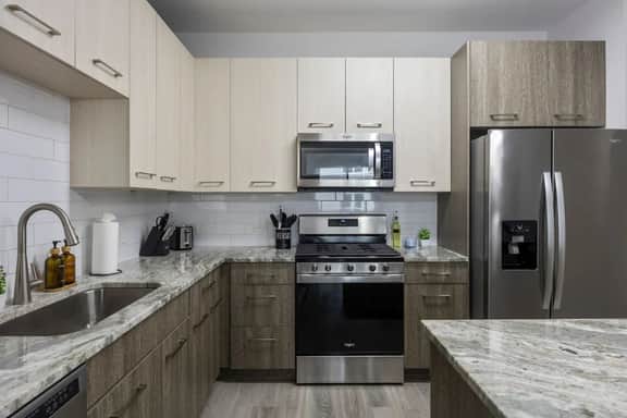 Luxury 2BR - Pool, Gym, Mins to Naperville!