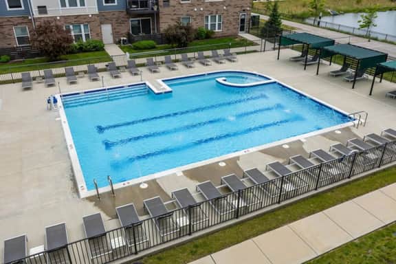 Luxury 2BR - Pool, Gym, Mins to Naperville!