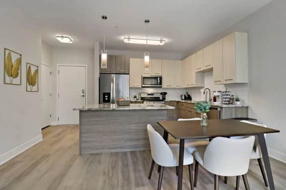 Luxury 2BR - Pool, Gym, Mins to Naperville!