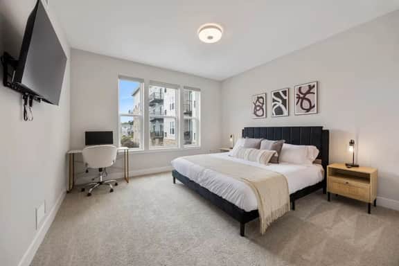 Naperville Escape 2BR - Pool, Gym & Pickleball!