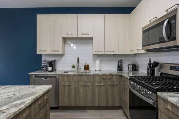 Naperville Escape 2BR - Pool, Gym & Pickleball!