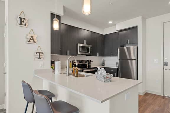 Sleek Desert Gem | Pool, Hot Tub, Gym, King Bed