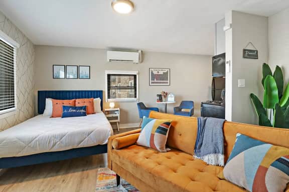 Taste of Chicago | Cozy & Central Location!