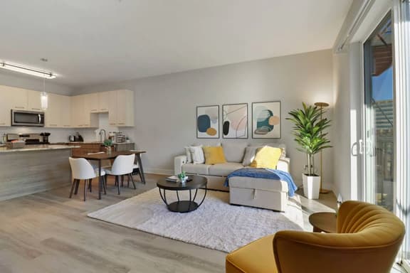 Luxury 2BR - Pool, Gym, Mins to Naperville!